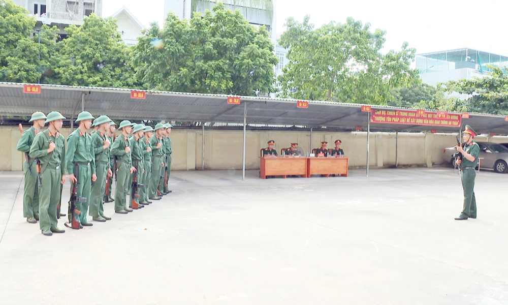  Thiếu tá Trần Mạnh Thắng đoạt giải Nhất hội thi cán bộ huấn luyện điều lệnh giỏi